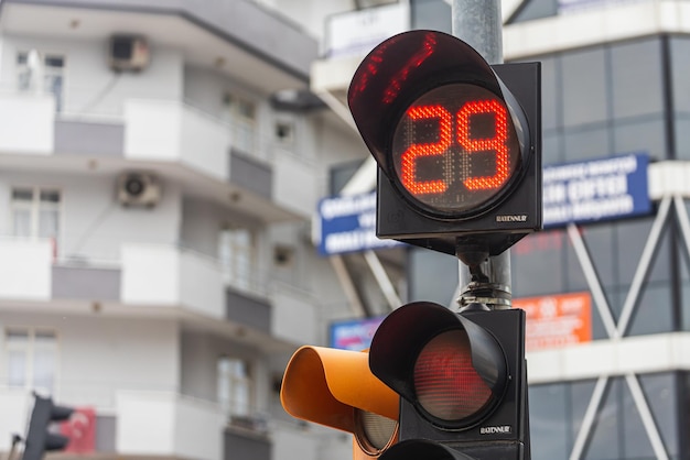 Semaforo sopra l'incrocio urbano. luce rossa