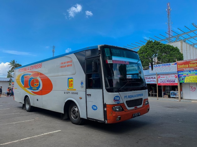 Semarang settembre 2022 Un autobus passeggeri che ferma al terminal