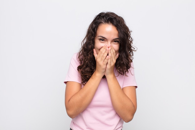 sembra felice, allegro, fortunato e sorpreso coprendo la bocca con entrambe le mani