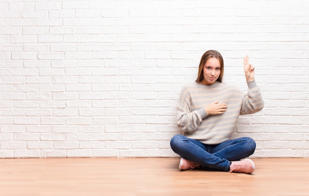 sembra felice, fiducioso e affidabile, sorride e mostra il segno della vittoria, con un atteggiamento positivo