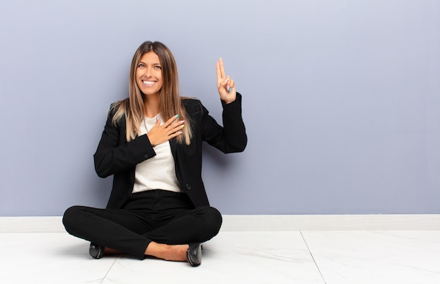 sembra felice, fiducioso e affidabile, sorride e mostra il segno della vittoria, con un atteggiamento positivo