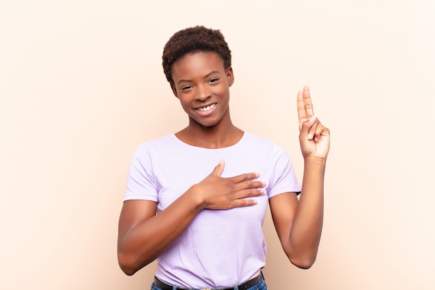 sembra felice, fiducioso e affidabile, sorride e mostra il segno della vittoria, con un atteggiamento positivo