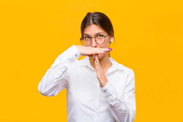 sembra serio, severo, arrabbiato e scontento, facendo segno di timeout