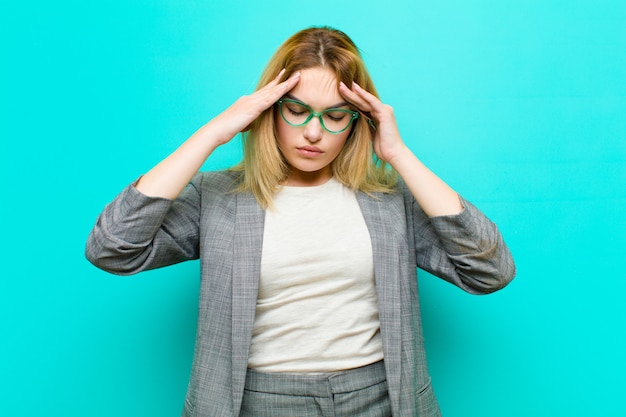 sembra stressato e frustrato, lavora sotto pressione con un mal di testa e tormentato dai problemi