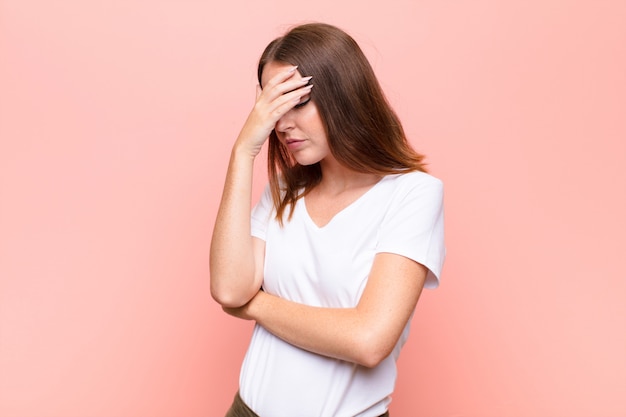 sembra stressato, vergogna o turbato, con mal di testa, coprendosi il viso con la mano