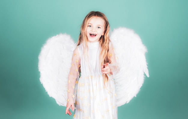 Sembra un angelo Ragazza felice angelo over white Natale Cute little Angel Bella ragazza piccola angelo Bella ragazza che indossa le ali bianche