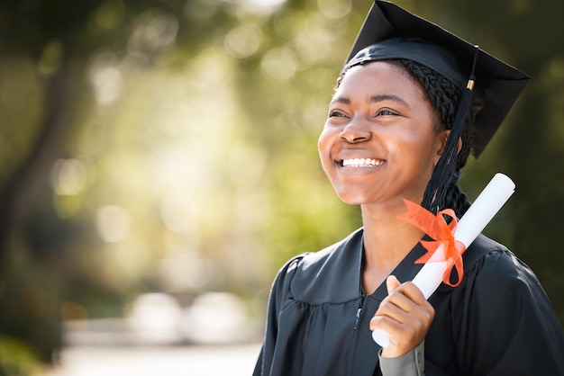 Sembra un miracolo che si avvera. Inquadratura di una giovane donna con in mano il diploma il giorno della laurea.