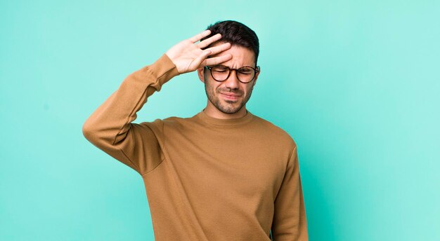 Sembrando stressato stanco e frustrato asciugando il sudore dalla fronte sentendosi senza speranza ed esausto