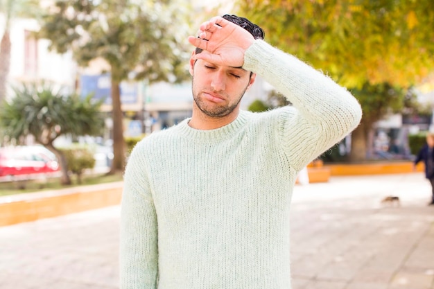 Sembrando stressato stanco e frustrato asciugando il sudore dalla fronte sentendosi senza speranza ed esausto