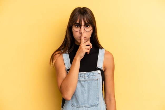 sembrare serio e arrabbiato con il dito premuto sulle labbra chiedendo silenzio o silenzio mantenendo un segreto