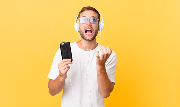 Sembri disperato, frustrato e stressato, ascoltando musica con le cuffie e uno smartphone