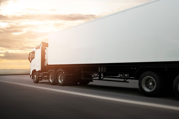 Semi camion guida su Highay Road al tramonto Sky Industry Logistica e trasporto merci concept