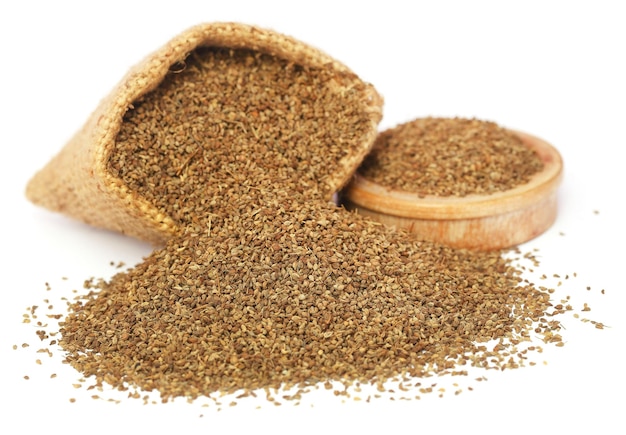 Semi di Ajwain in un sacco e una ciotola di legno