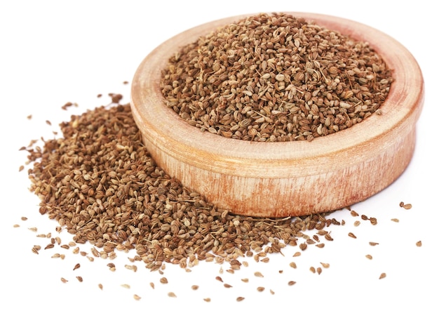 Semi di Ajwain in una ciotola di legno su sfondo bianco