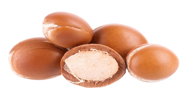 Semi di argan isolati su sfondo bianco Noci di argan naturali dal Marocco Argania Close up