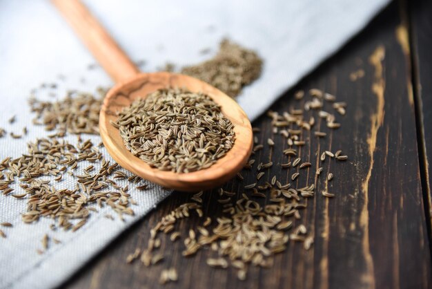 Semi di caraway su un cucchiaio di legno