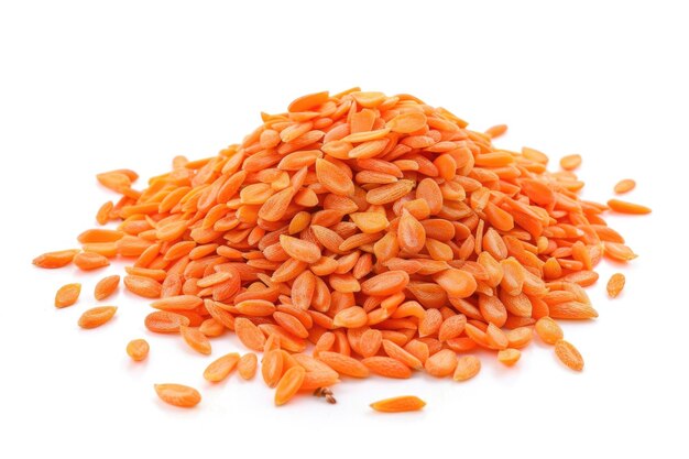 Semi di carota in mucchio su sfondo bianco