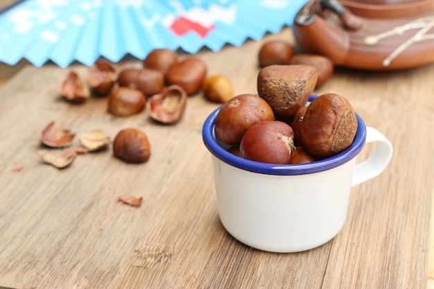 semi di castagne su legno