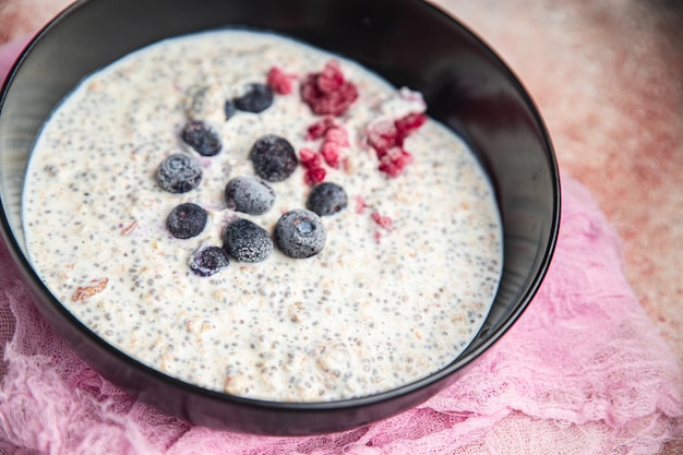 semi di chia di farina d'avena e bacche lampone, mirtillo gustosa colazione porzione fresca