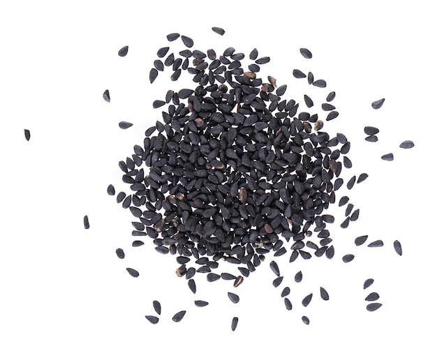 Semi di cumino nero isolati su sfondo bianco Mucchio di semi di nigella nera Nigella sativa Vista dall'alto