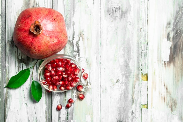 Semi di melograno in ciotola di vetro