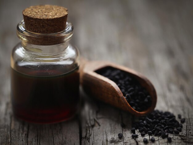 Semi di Nigella e olio essenziale in una bottiglia di vetro