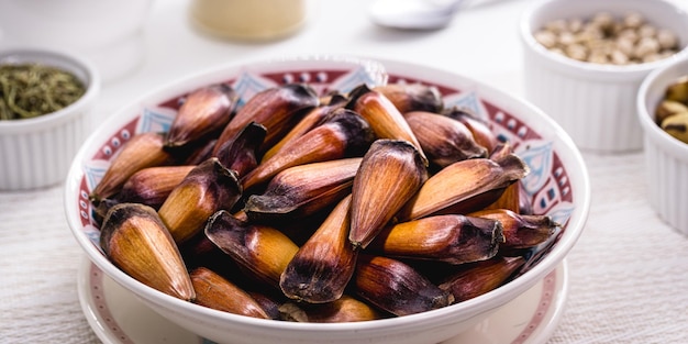 Semi di Pinhao tipico seme brasiliano servito cotto Cibo ricco di minerali sano e consumato in inverno