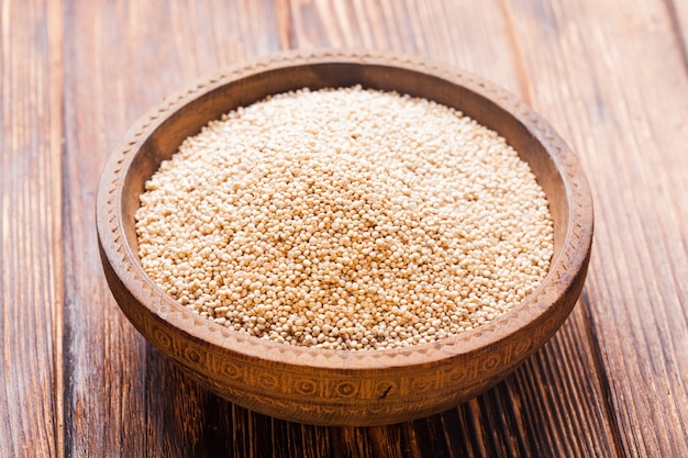 Semi di quinoa bianca in una ciotola di legno