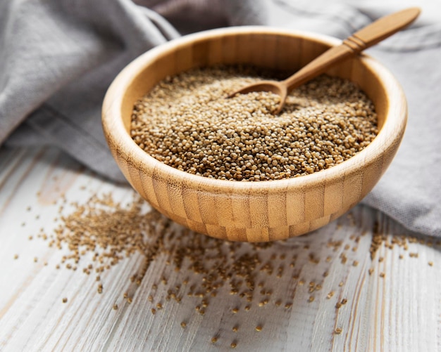 Semi di quinoa bianchi su un vecchio fondo di legno