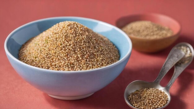 Semi di quinoa in ciotola e cucchiaio su sfondo colorato kinwa sano in piccola ciotola superfood sano