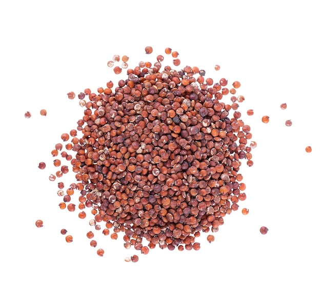 Semi di quinoa rossi isolati su sfondo bianco Mucchio di kinwa crudo Vista dall'alto