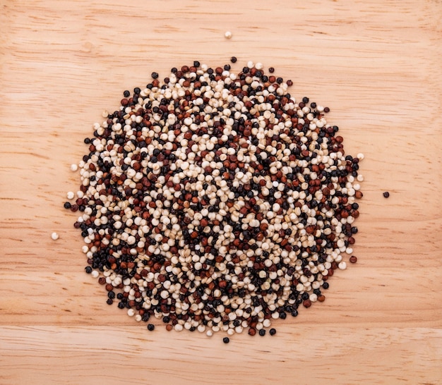 Semi di quinoa su uno sfondo di legno