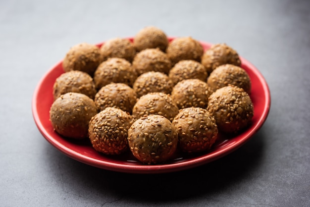 Semi di sesamo jaggery palla o til ke laddo e tilgul o til gul laddu servita in una ciotola per Makar Sankranti Festival in India