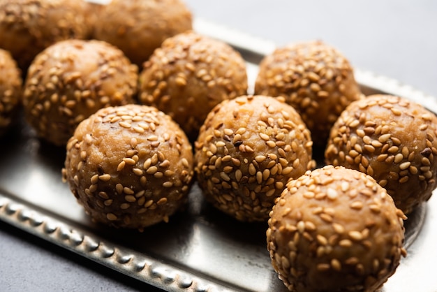 Semi di sesamo jaggery palla o til ke laddo e tilgul o til gul laddu servita in una ciotola per Makar Sankranti Festival in India