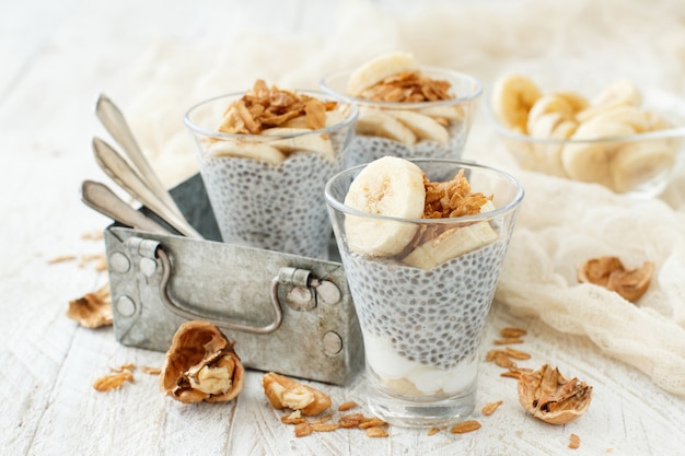 Semifreddo al budino di chia, a strati con banana e muesli