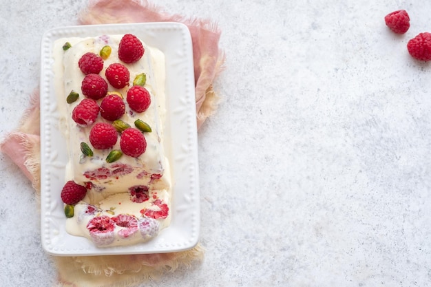 Semifreddo al lampone e pistacchi