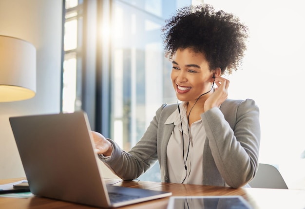 Seminario webinar per laptop e videochiamata con dipendente donna su zoom globale in ufficio o sala conferenze Lavoratore aziendale felice con sorriso in riunione online per azienda tecnologica