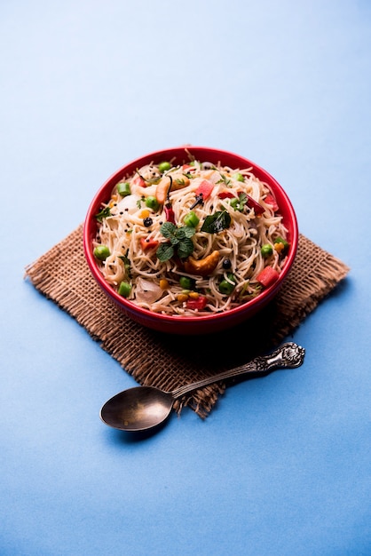 Semiya Upma o Vermicelli Uppuma o uppittu è un popolare menu per la colazione del sud dell'India. servito in una ciotola. messa a fuoco selettiva