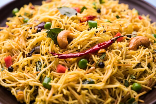 Semiya Upma o Vermicelli Uppuma o uppittu è un popolare menu per la colazione del sud dell'India. servito in una ciotola. messa a fuoco selettiva