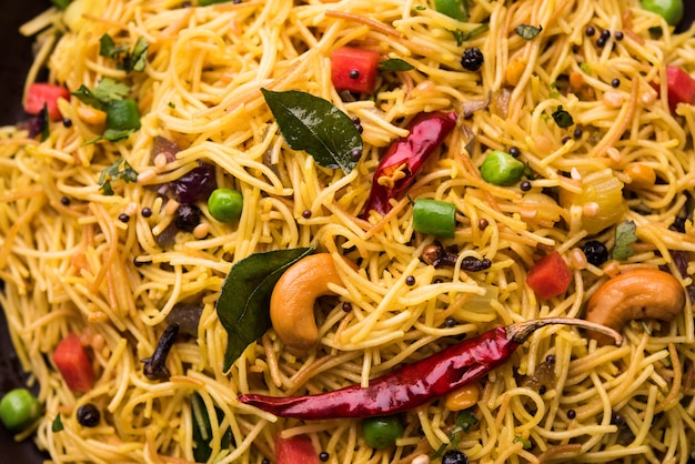 Semiya Upma o Vermicelli Uppuma o uppittu è un popolare menu per la colazione del sud dell'India. servito in una ciotola. messa a fuoco selettiva