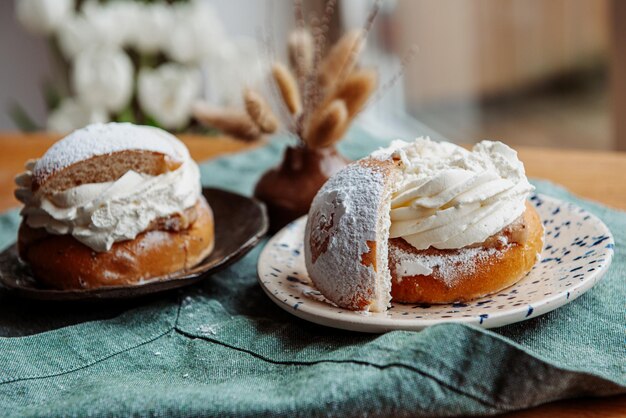 Semla tipica svedese con crema dolce su tessuto blu