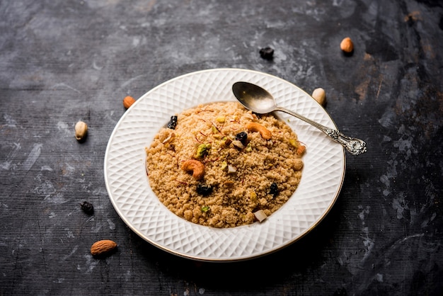 Semolina Halwa o Sooji ka Halva o dolce Rava Sheera o shira - Festival indiano dolce fatto di semola, noci e burro chiarificato