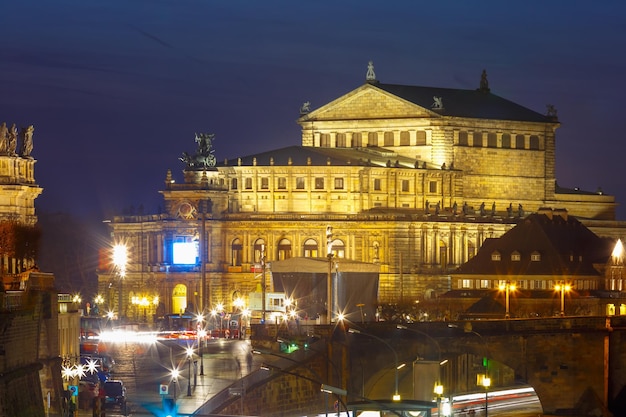 Semperoper di notte a Dresda, in Germania