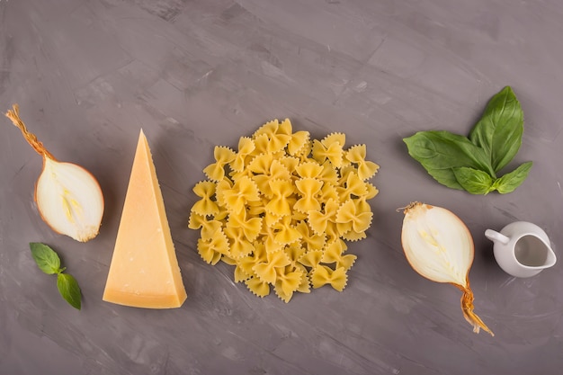 Semplice pasta fatta in casa farfalle e ingredienti per piatti