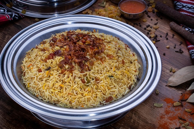 Semplice riso biryani con cipolla fritta servita in un piatto isolato sulla vista del tavolo del cibo arabo