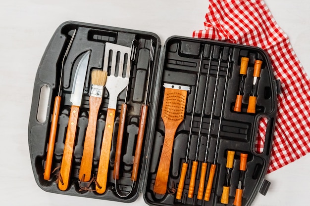 Semplice set da cucina per barbecue in valigetta di plastica.