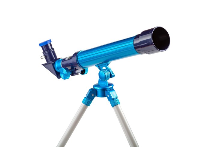 Semplice telescopio giocattolo blu su un treppiede singolo oggetto isolato su sfondo bianco primo piano Strumenti scientifici di osservazione spaziale Strumenti per bambini bambini astronomia hobby simbolo concettuale nessuno