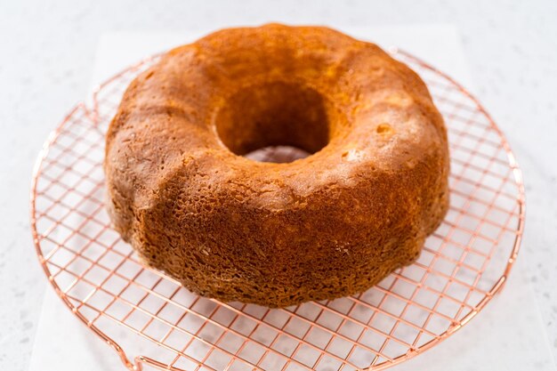 Semplice torta di vaniglia da torta a scatola