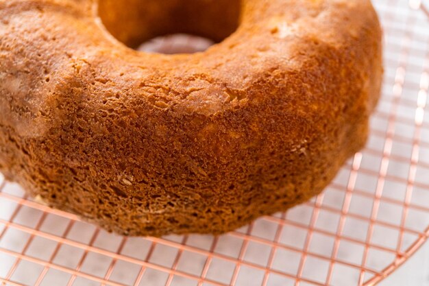 Semplice torta di vaniglia da torta a scatola