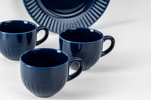 Semplici stoviglie in ceramica blu sul bancone della cucina. vasellame